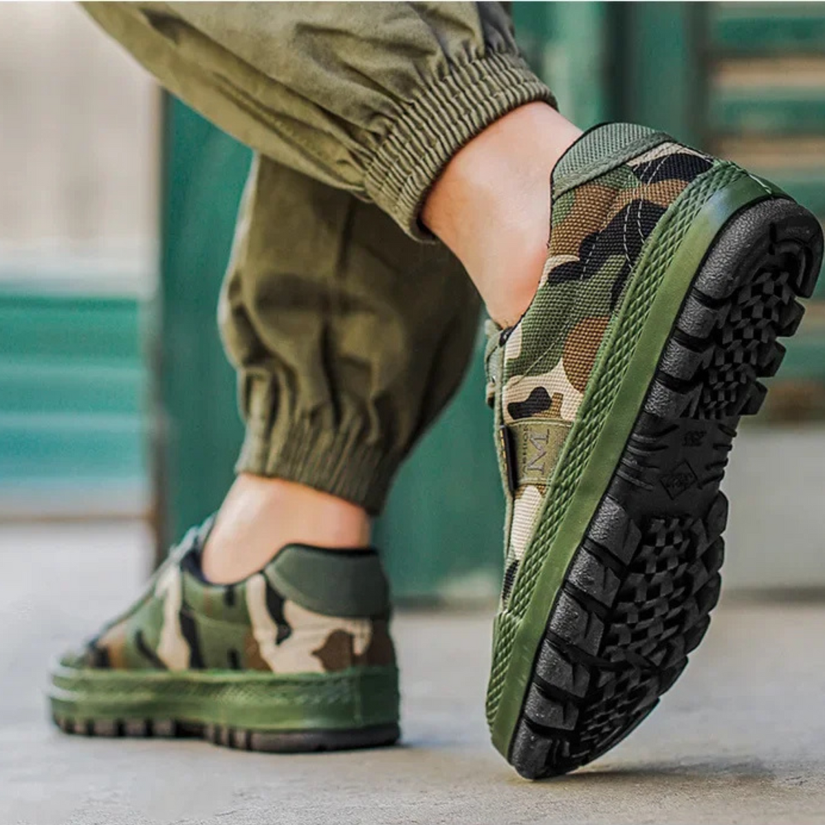 Men's Printed Low Top Lace Up Grip Sneakers
