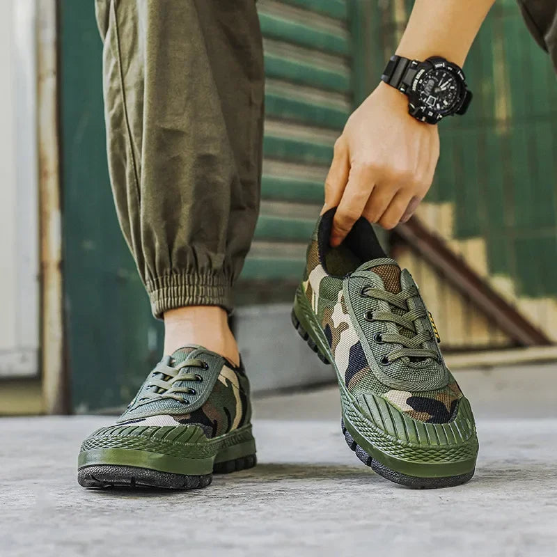 Men's Printed Low Top Lace Up Grip Sneakers