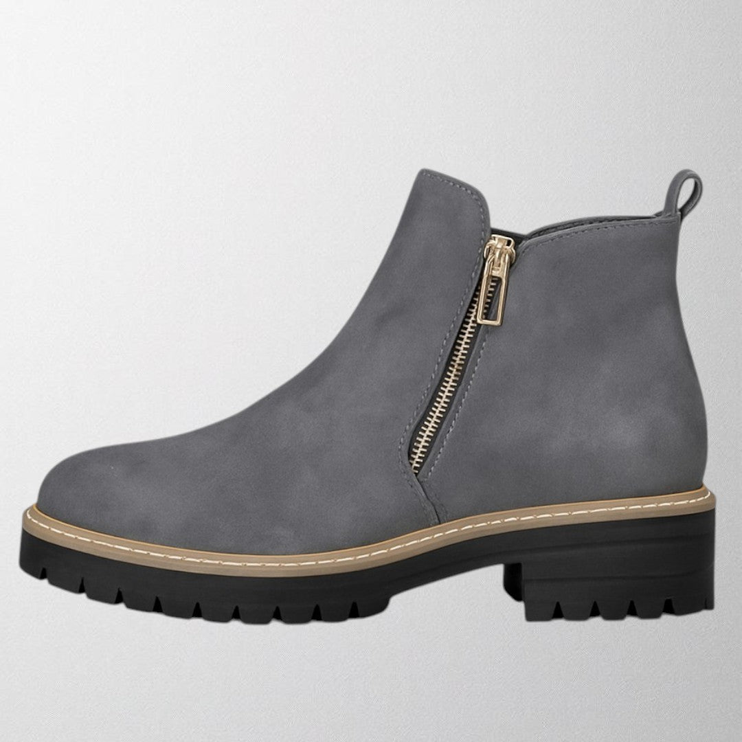 Women's shoe with round toe and side zip fastening