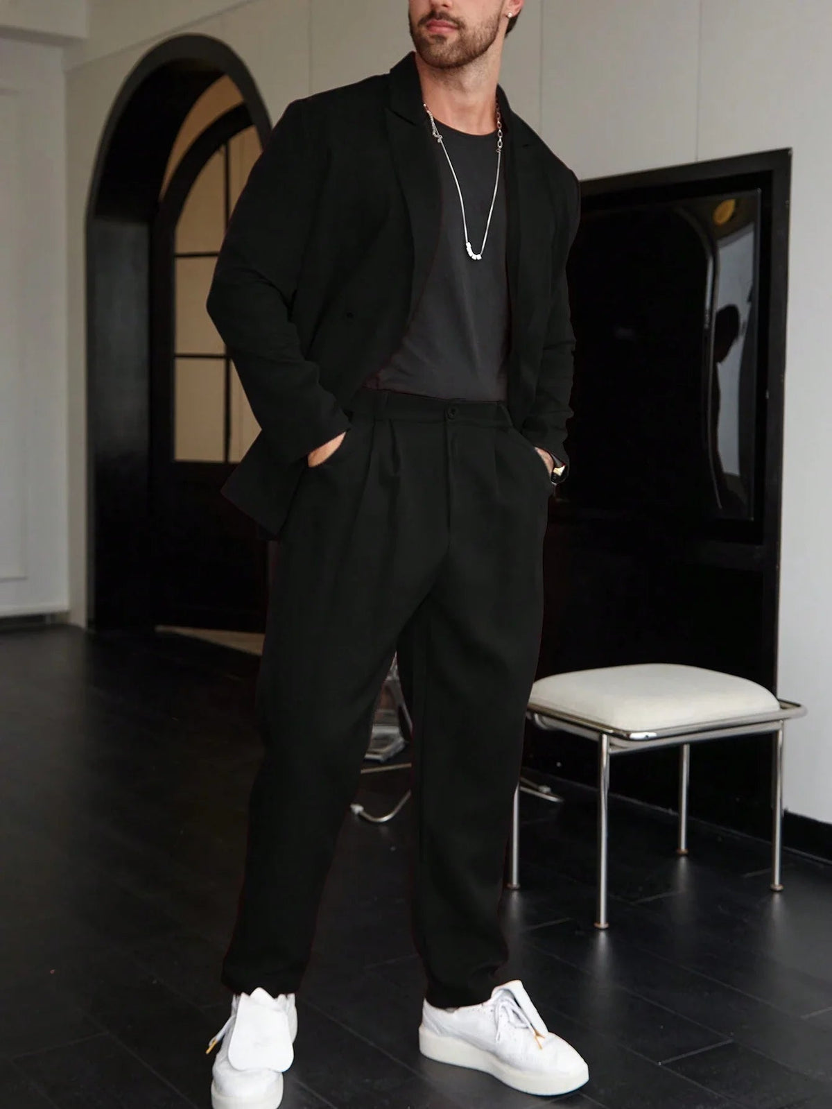 Men's Tailored Two-Piece Suit with Slim Fit Blazer