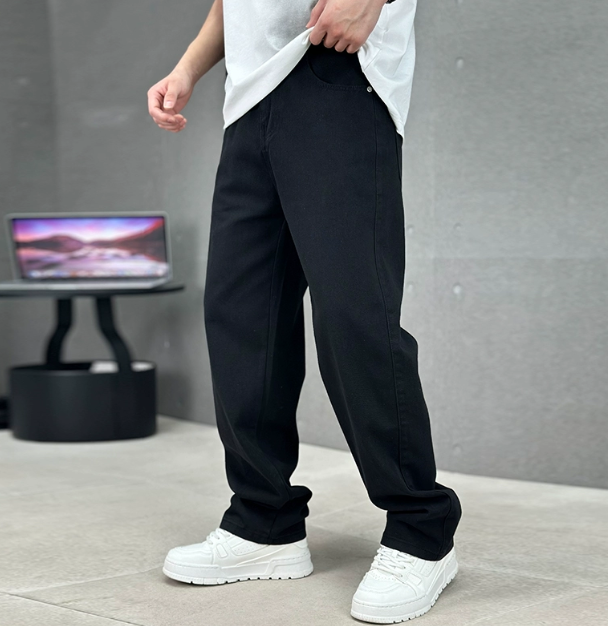 Men's Casual Friday Straight-Leg Jeans in a Roomy Fit - Black