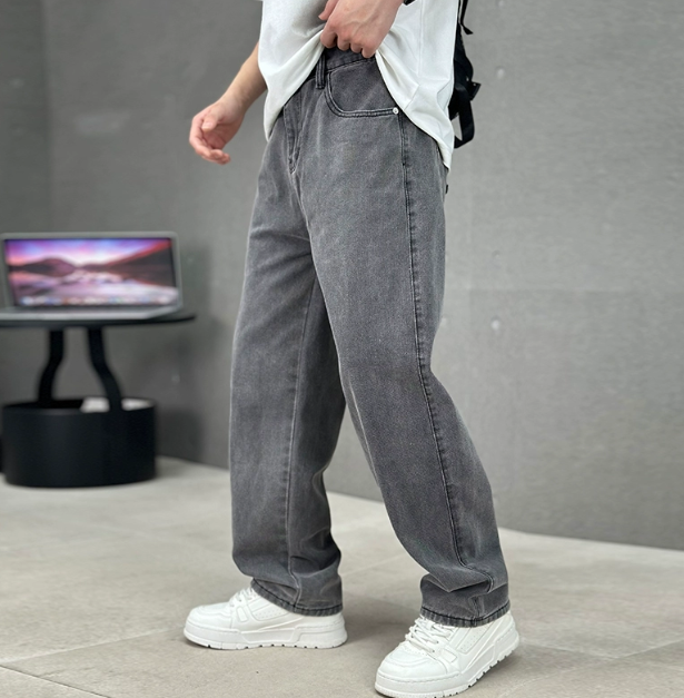 Men's Casual Friday Straight-Leg Jeans in a Roomy Fit - Dark Gray