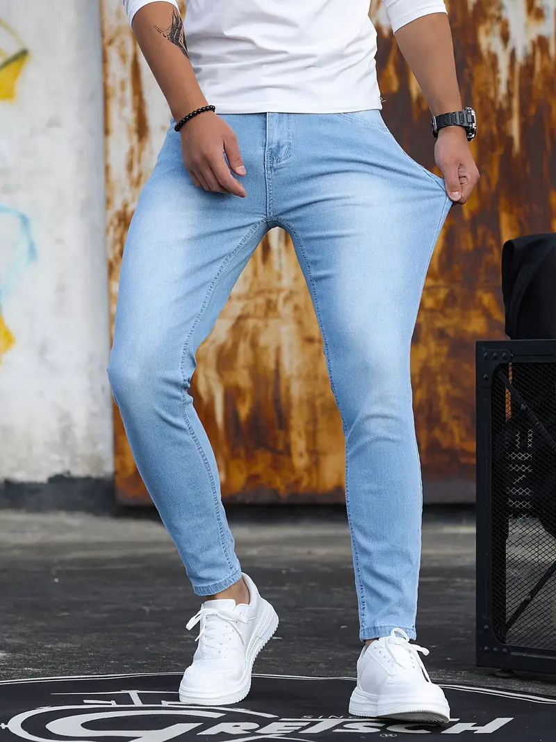 Men's Close-Cut Narrow-Leg Jeans in Smooth Denim