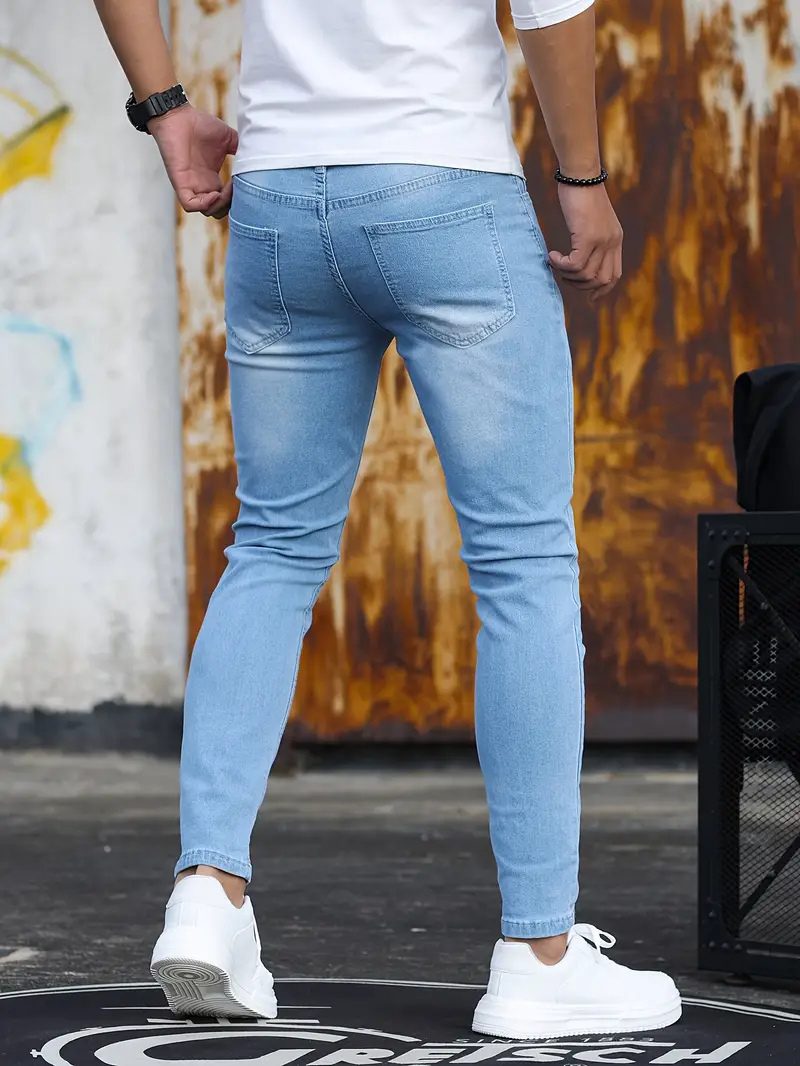 Men's Close-Cut Narrow-Leg Jeans in Smooth Denim