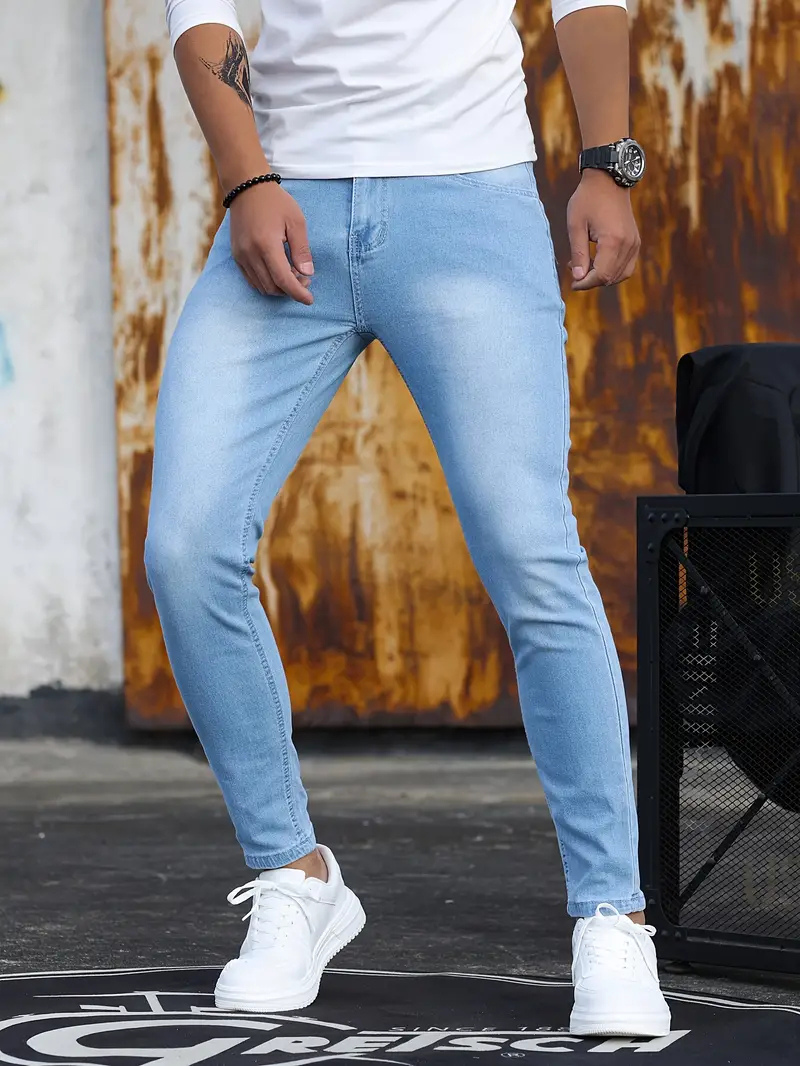 Men's Close-Cut Narrow-Leg Jeans in Smooth Denim - Light Blue