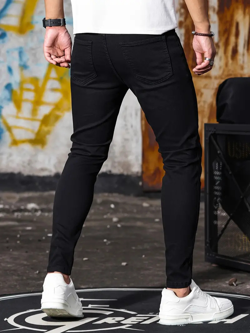 Men's Close-Cut Narrow-Leg Jeans in Smooth Denim