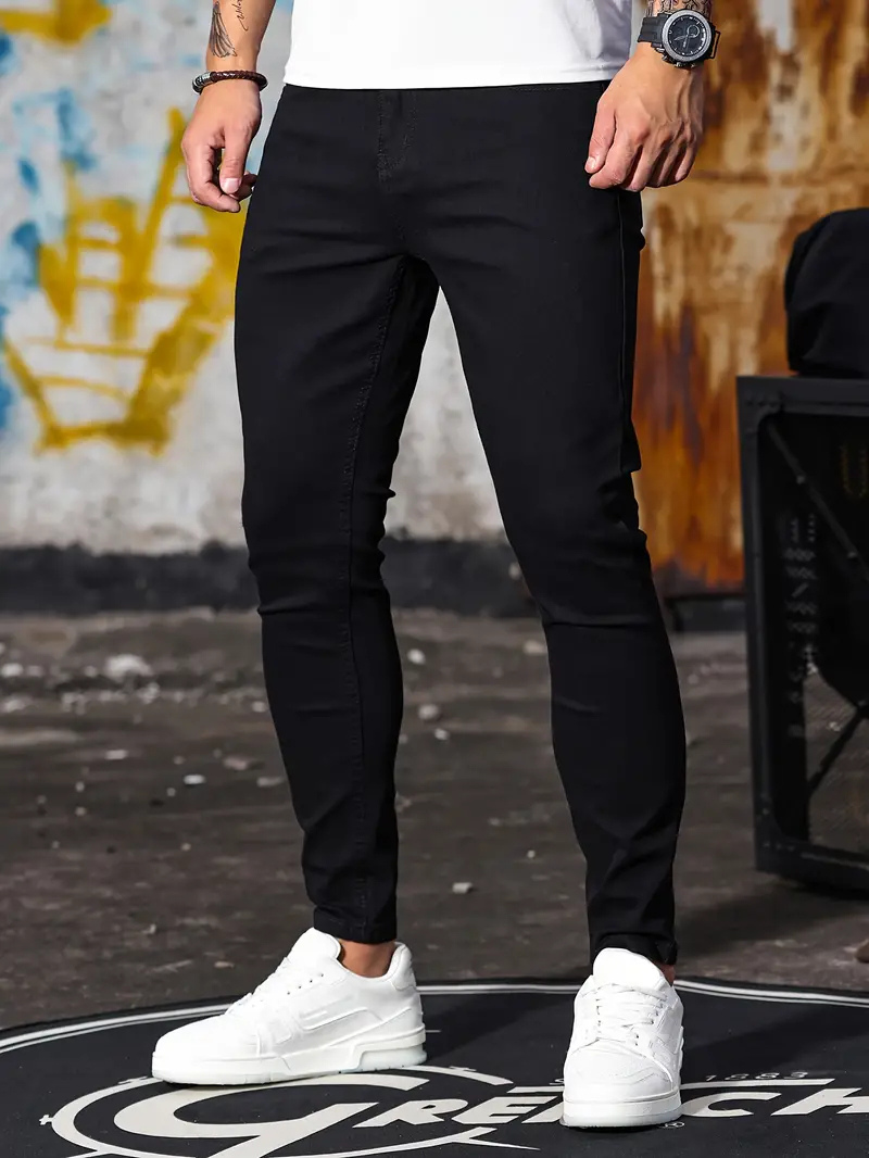 Men's Close-Cut Narrow-Leg Jeans in Smooth Denim - Black